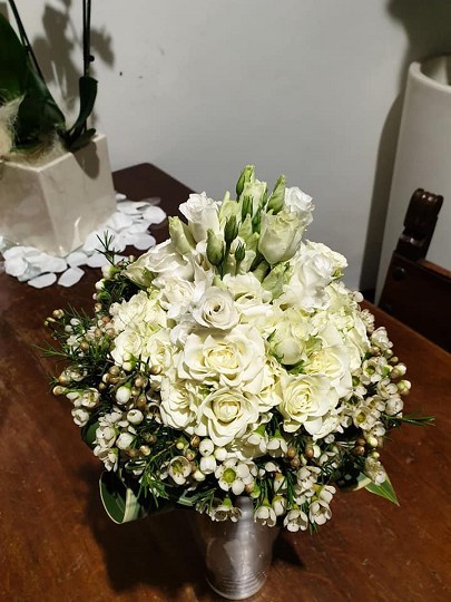 Bouquet da sposa legato con lisianthus, roselline, wax flower e formium arrotolato