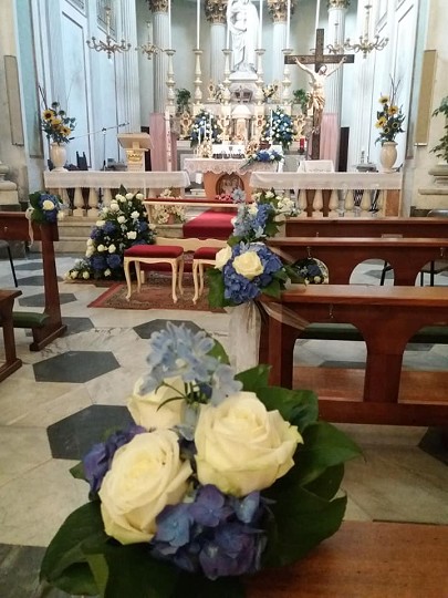Allestimento cerimonia in chiesa di rose bianche, delphinium e ortensie blu